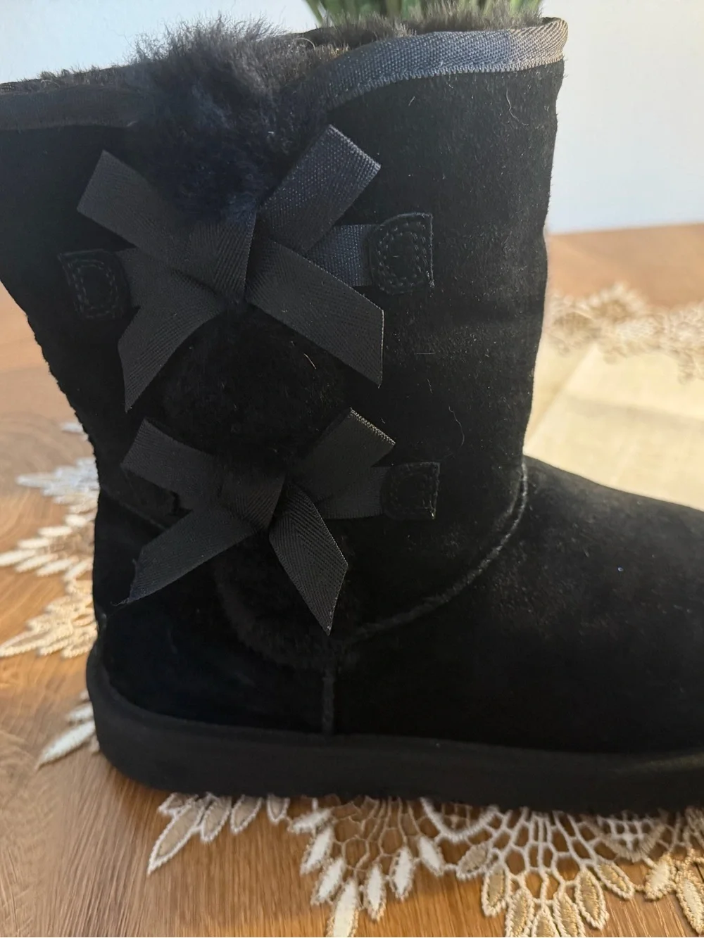 Women’s Koolaburra by Ugg Black Mid High Suede Boots with Side Bows 9 EUC